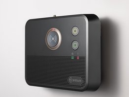 Produktansicht des Hausnotrufgeräts „Eliza S+" von rechts schräg auf die Vorderseite.
